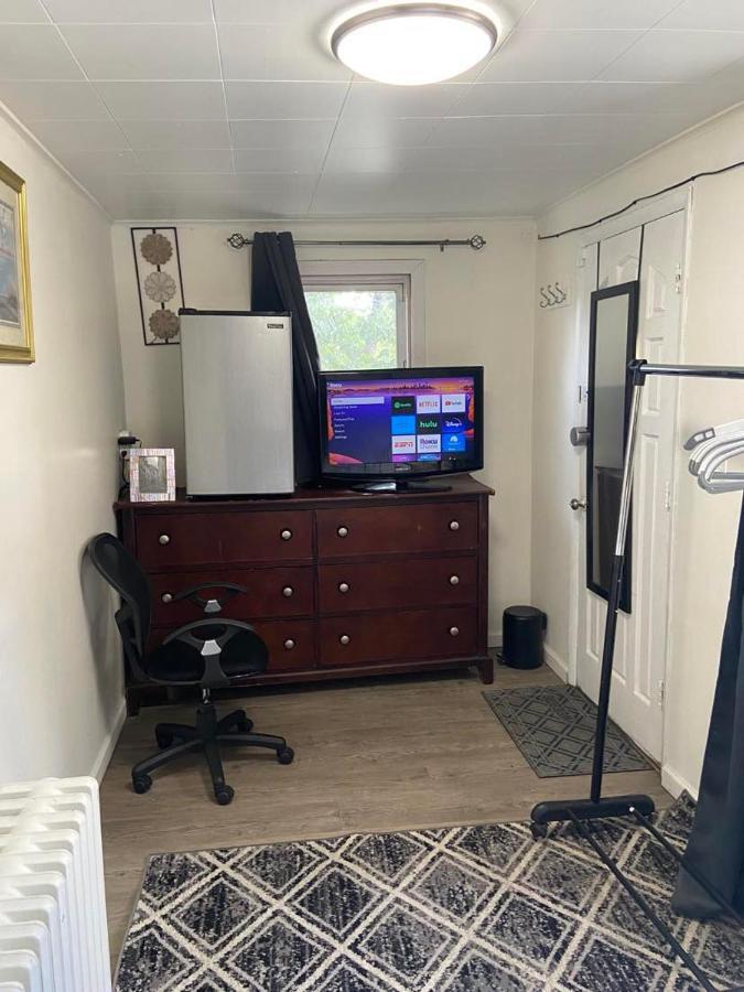 Cozzy Room With Private Entrance And Drive Way New York Bagian luar foto