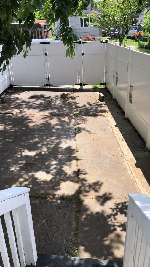 Cozzy Room With Private Entrance And Drive Way New York Bagian luar foto